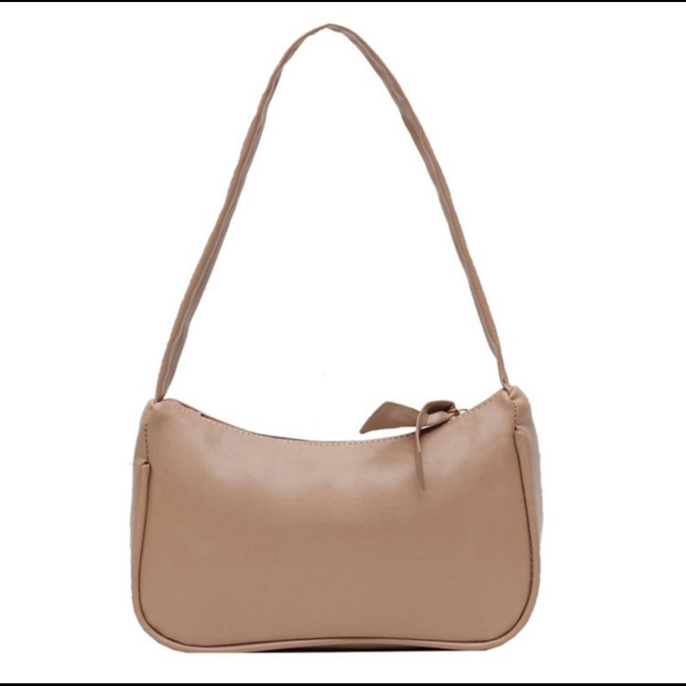 Trendy shoulder bag in nude